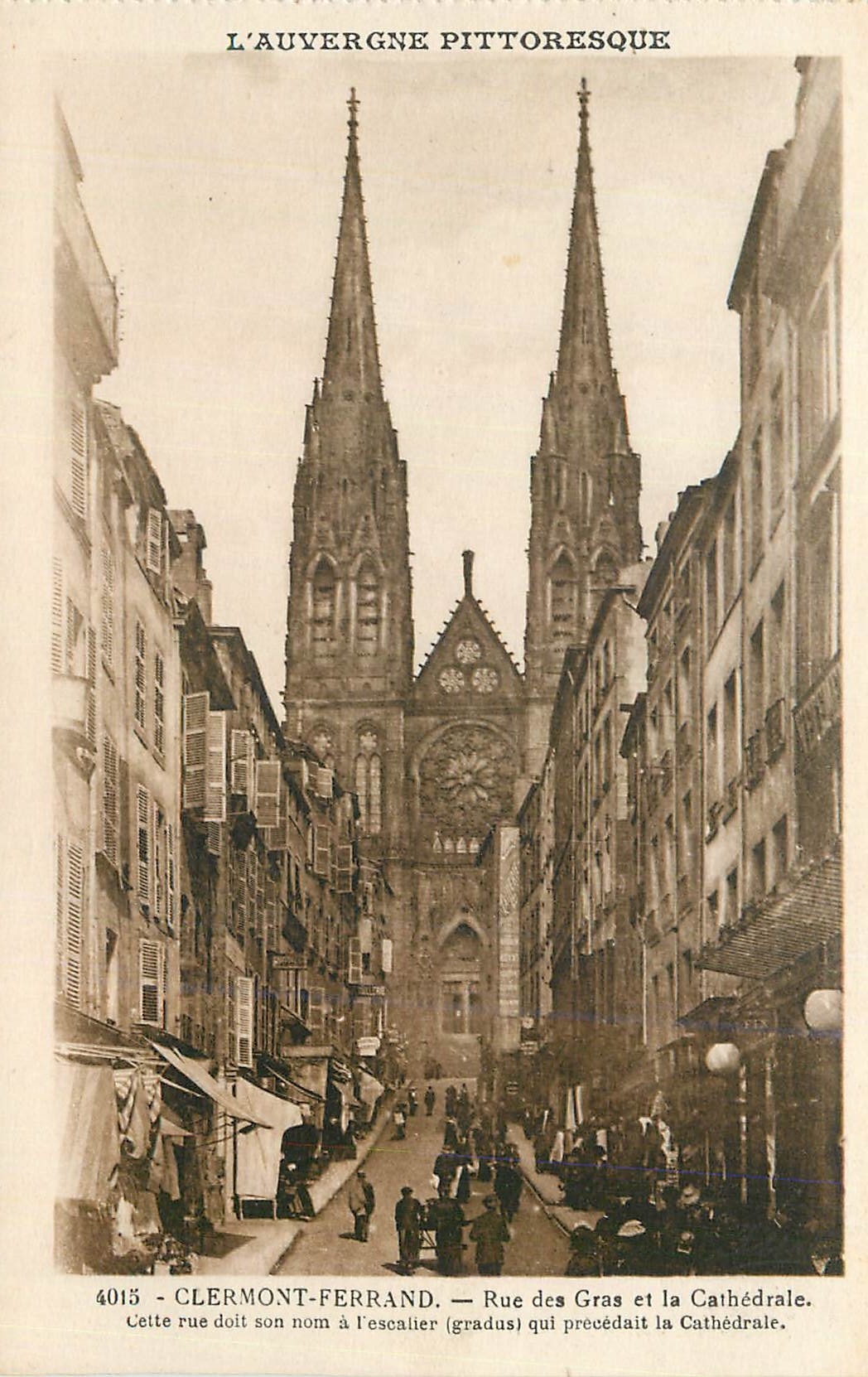 CPA L'Auvergne Pittoresque Clermont-Ferrand Rue des Gras et la Cathedrale