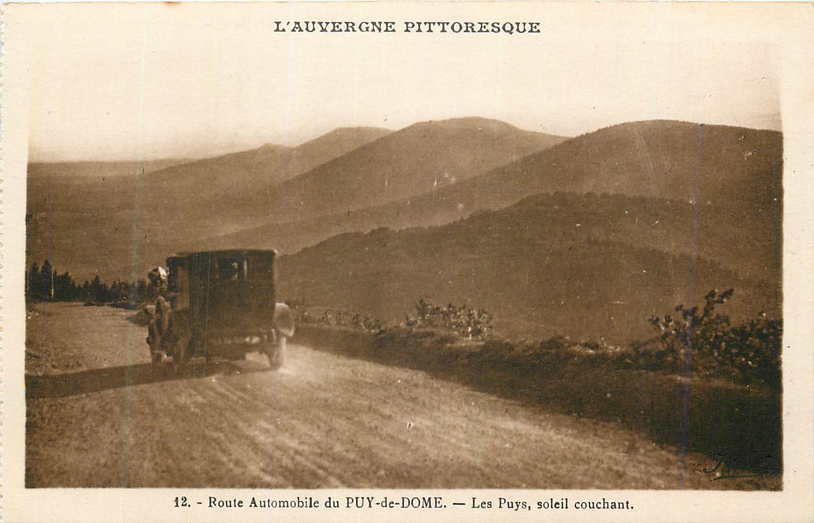 CPA L'Auvergne Pittoresque Route Automobile de Puy-de-Dome Les Puys soleil couchant