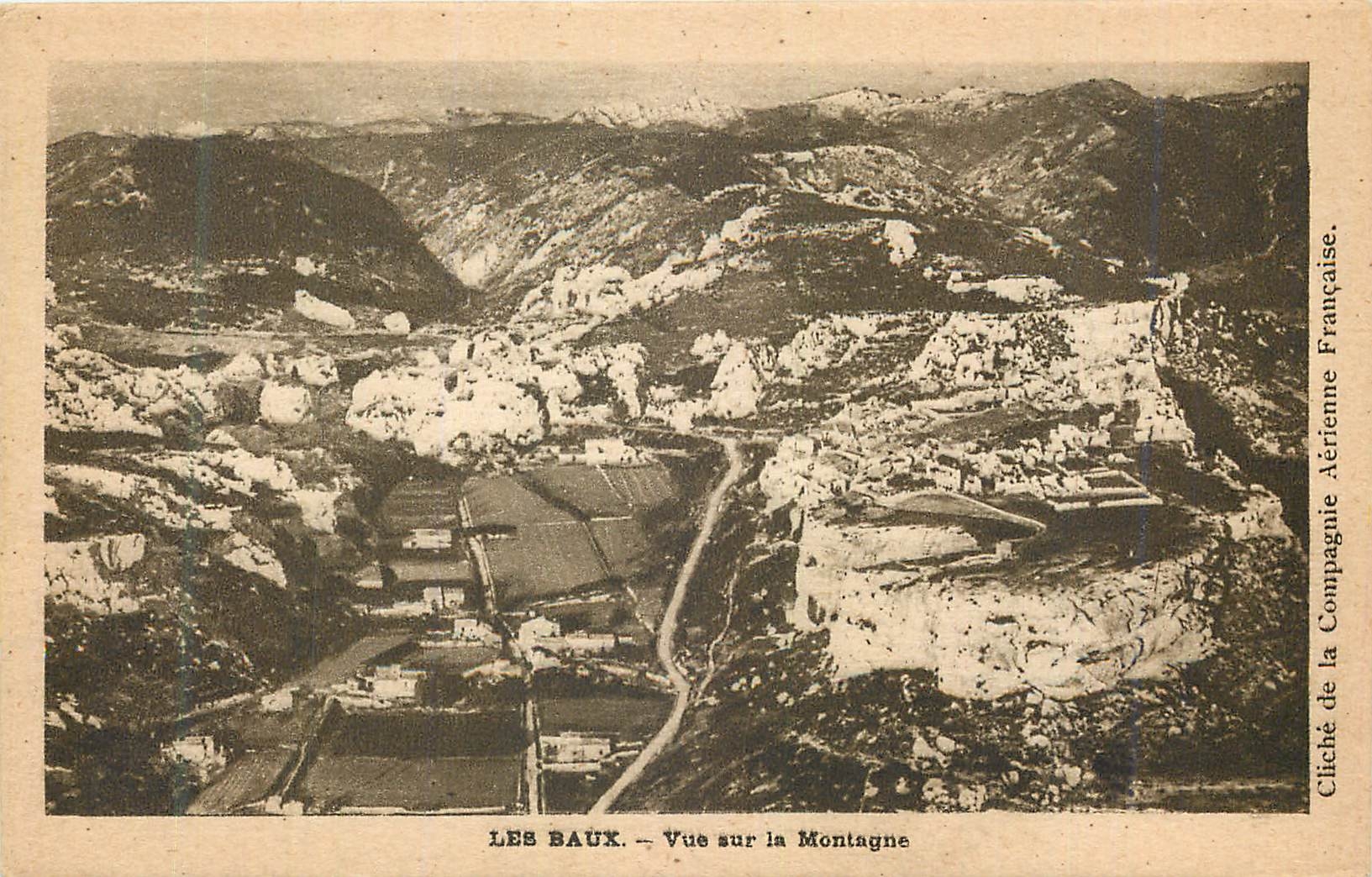 CPA Les Baux Vue sur le Montagne