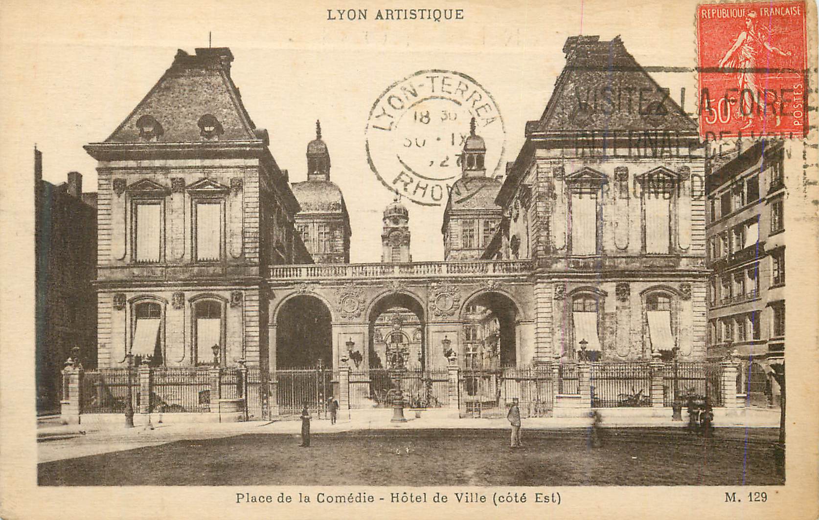 CPA Lyon Place de la Comedie Hotel de Ville (cote Est)