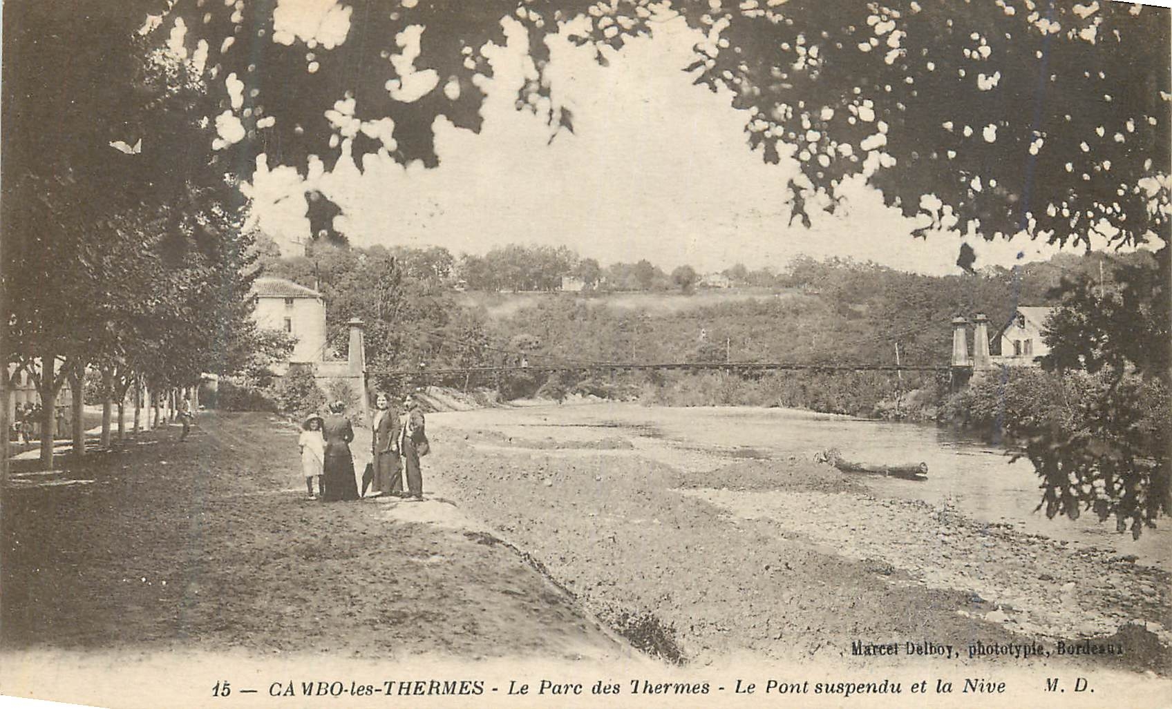 CPA Cambo-les-Thermes Le Parc des Thermes Le Pont suspendu et la Nive