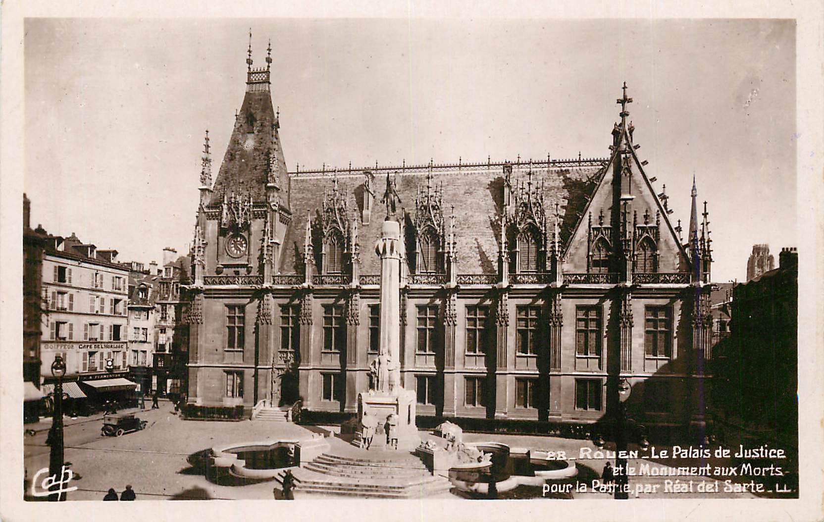 CPA Rouen Le Palais de Justice et le Monument aux Morts