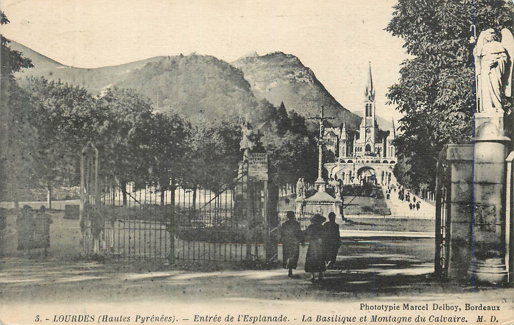 CPA Lourdes Hautes Pyrenees Entree de l Esplanade La Basilique et Montagne du Calvaire 