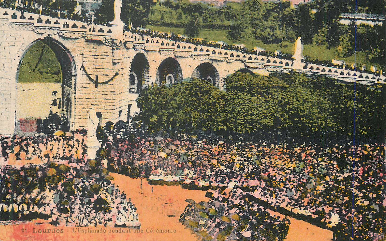 CPA Lourdes L Esplanade pendant une ceremonie 