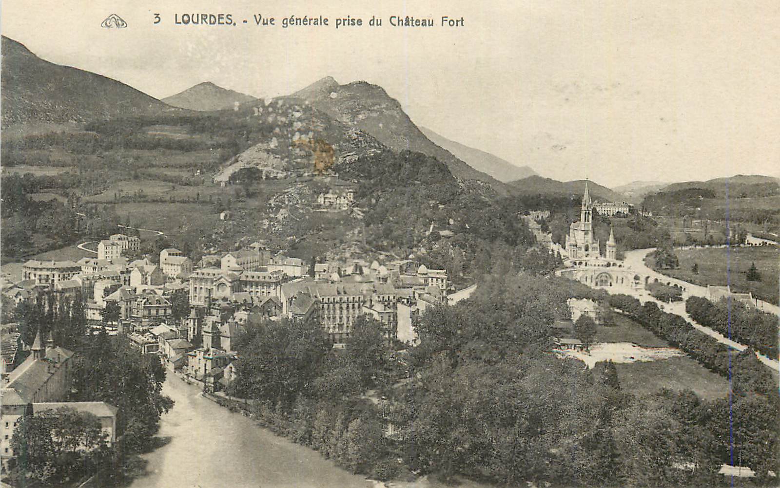 CPA Lourdes Vue generale prise du Chateau Fort 