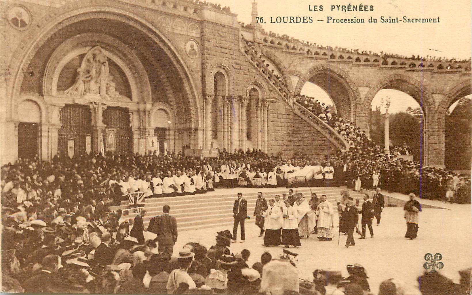 CPA Lourdes Procession du Saint Sacrement 
