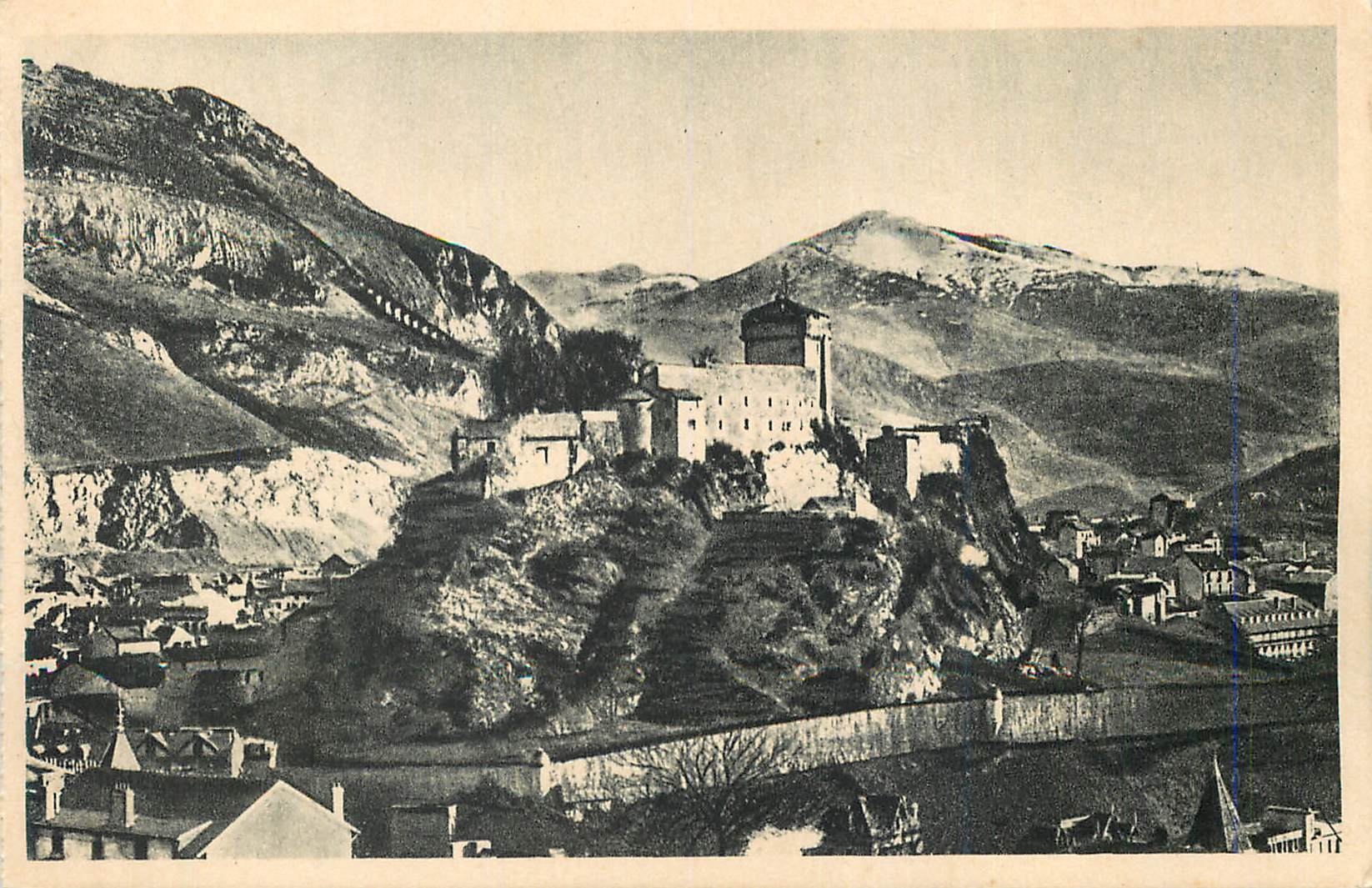 CPA Lourdes Le Chateau Fort PD 