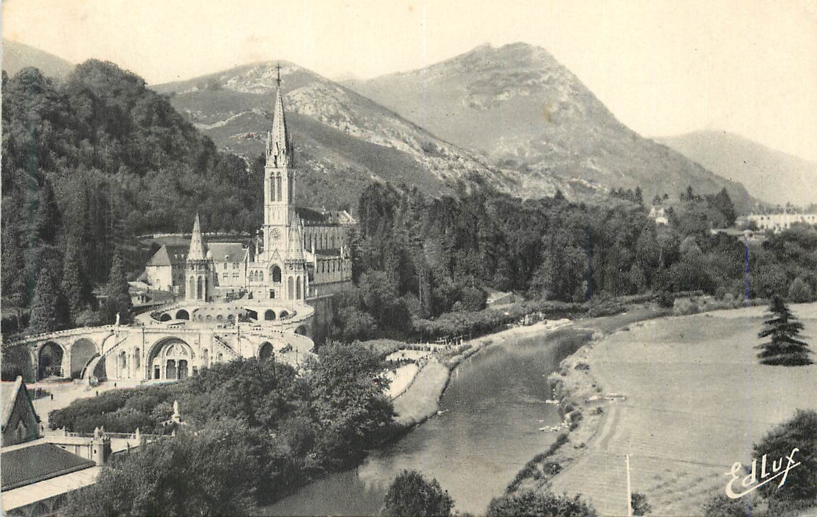 CPA Lourdes La Basilique et le Gave 