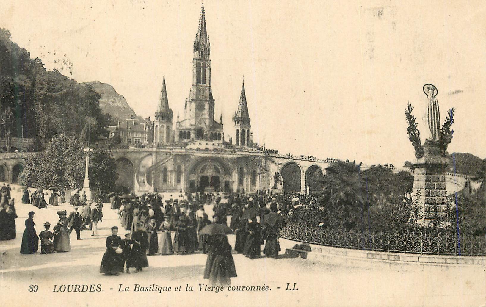 CPA Lourdes La Basilique et la Vierge couronnee 