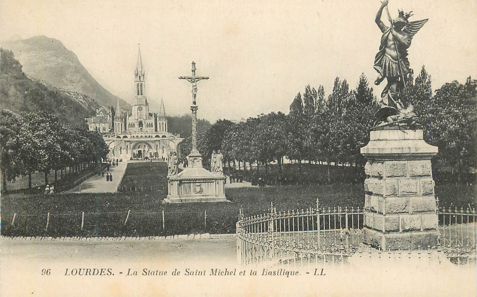 CPA Lourdes Le Statue de Saint Michel et la Basilique 
