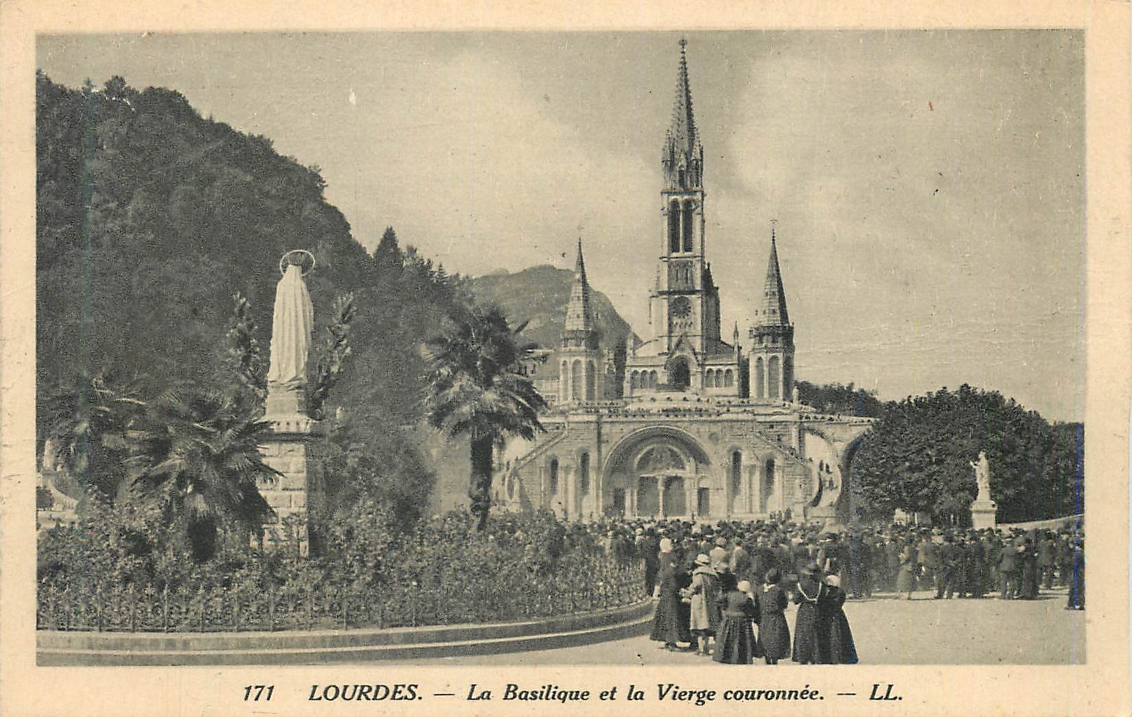 CPA Lourdes La Basilique et la Vierge couronnee 