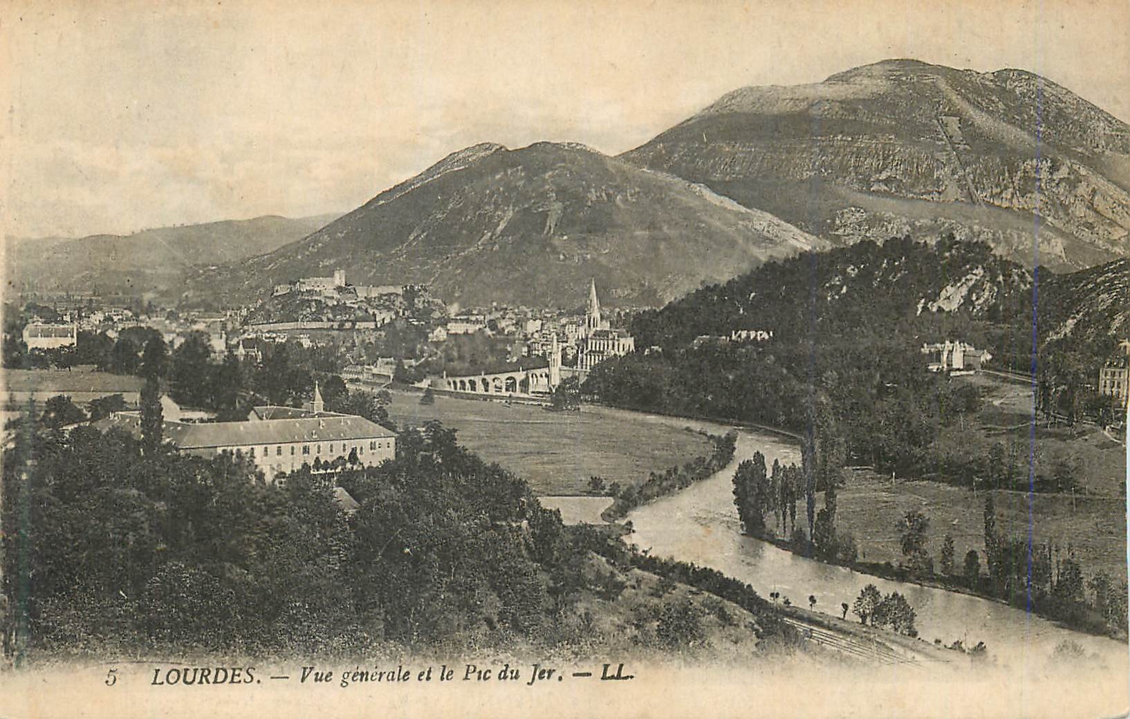 CPA Lourdes Vue generale et le Pic du jer 