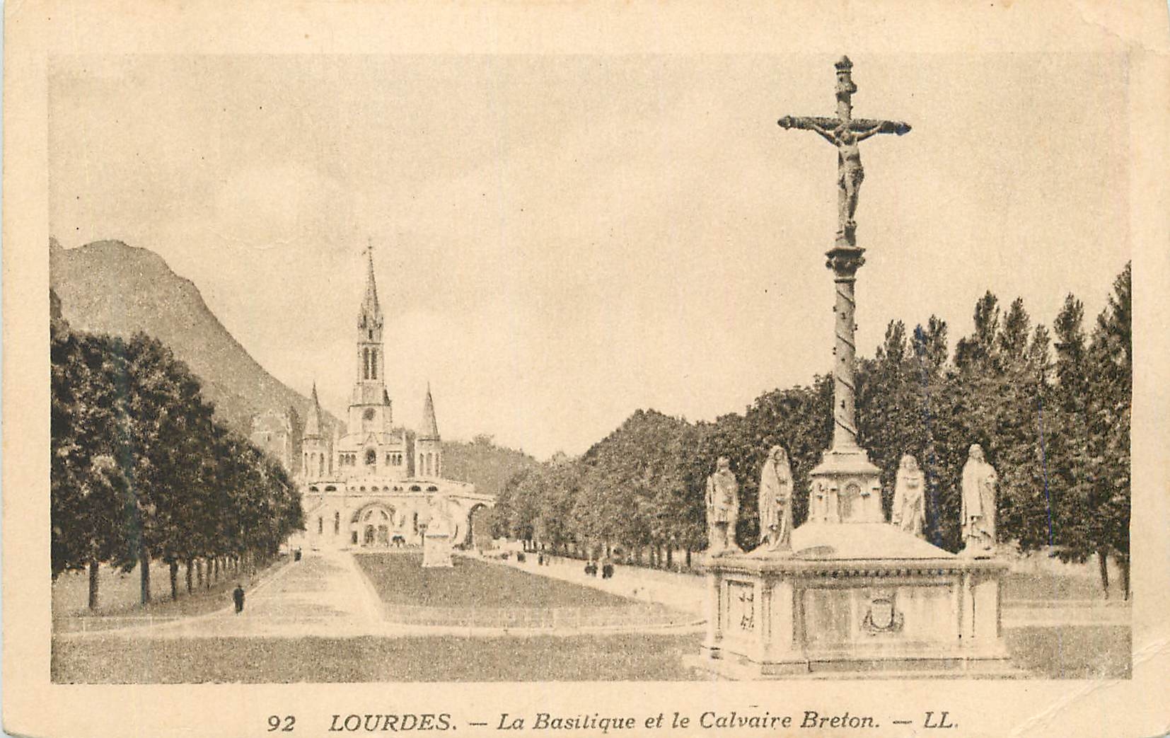 CPA Lourdes La Basilique et le Calvaire Breton 