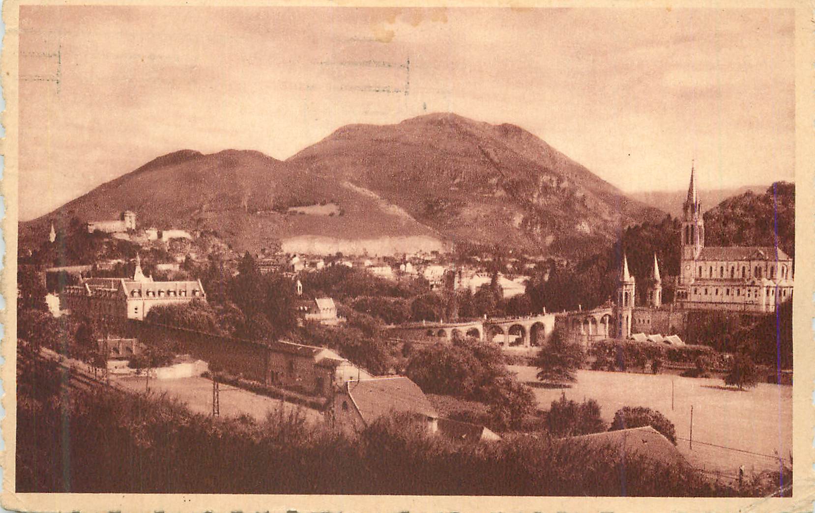 CPA Lourdes La Basilique et le Chateau Fort 