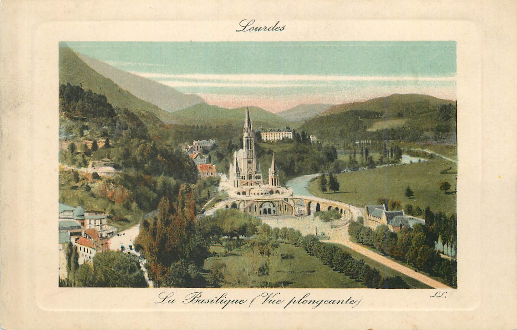 CPA Lourdes La Basilique Vue plongeante 