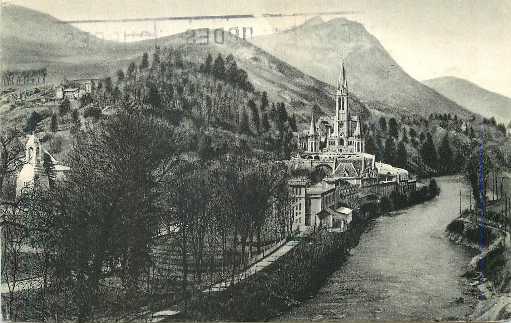 CPA Lourdes La Basilique et le Monument Interallie 