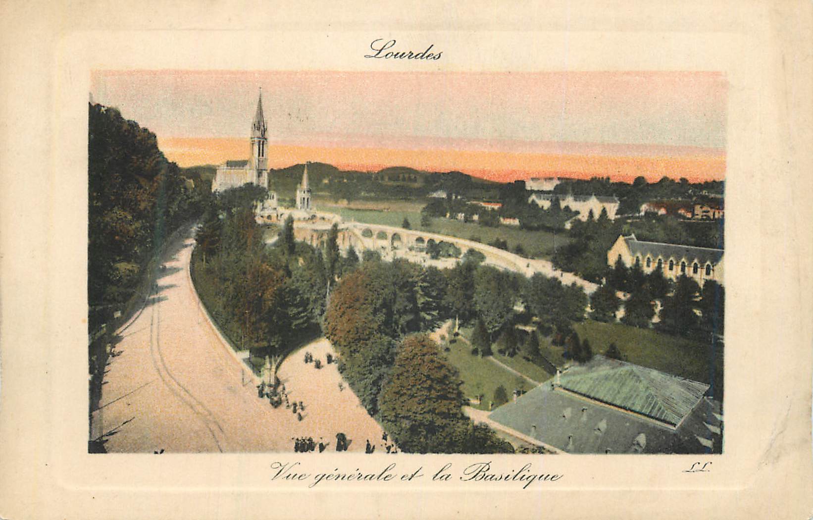 CPA Lourdes Vue generale et la Basilique 