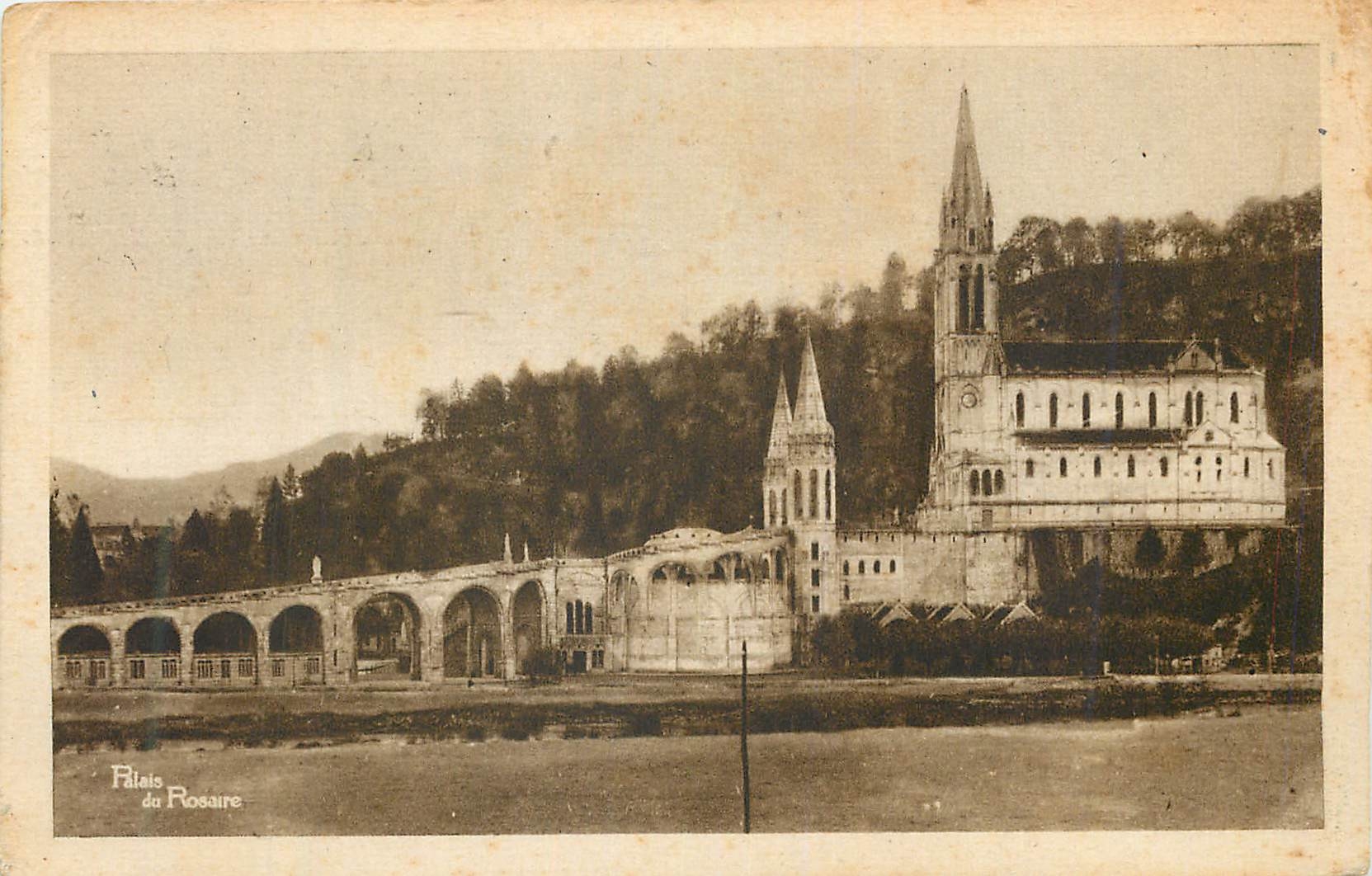 CPA Lourdes La Basilique vue laterale 