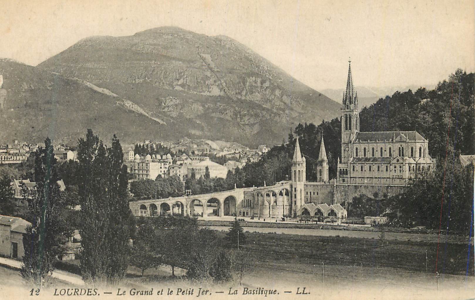 CPA Lourdes Le Grand et le Petit Jer La Basilique 