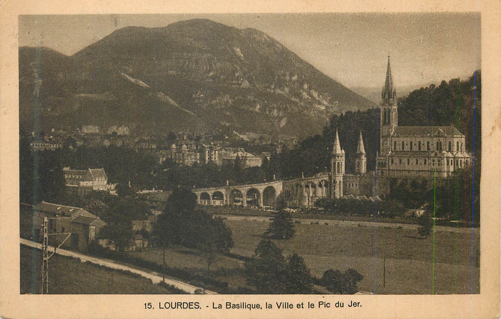 CPA Lourdes La Basilique la Ville et le Pic du Jer 