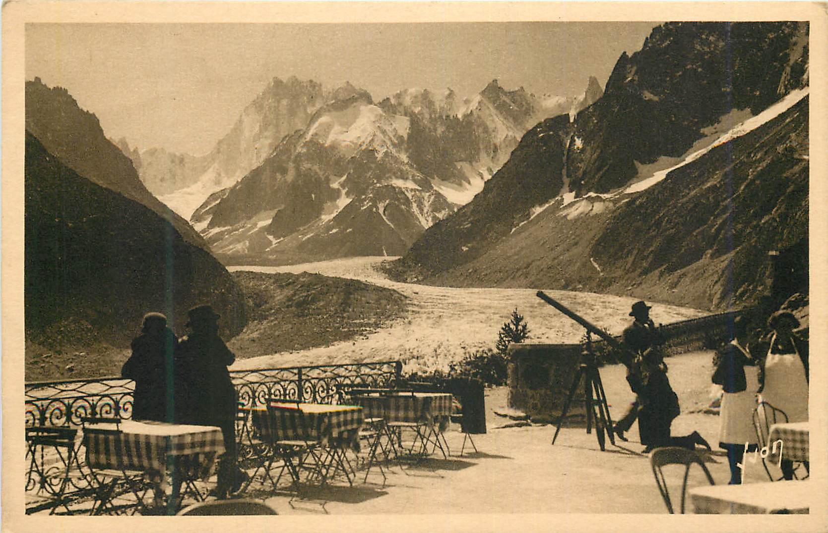 CPA Chamonix Mont Blanc Haute Savoie La mer de la glace vue de la terrasse de l Hotel du Montenvers 