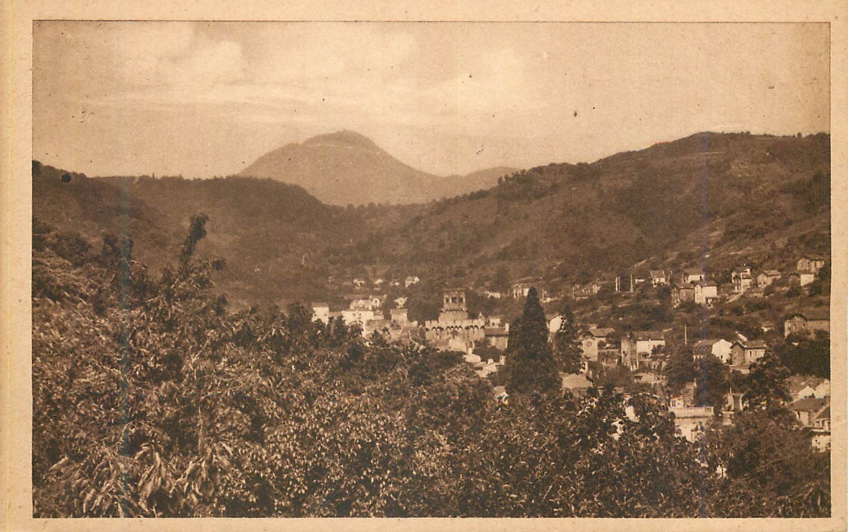 CPA Royat Puy de Dome Un coin du viuex Royat et le Puy de Dome 