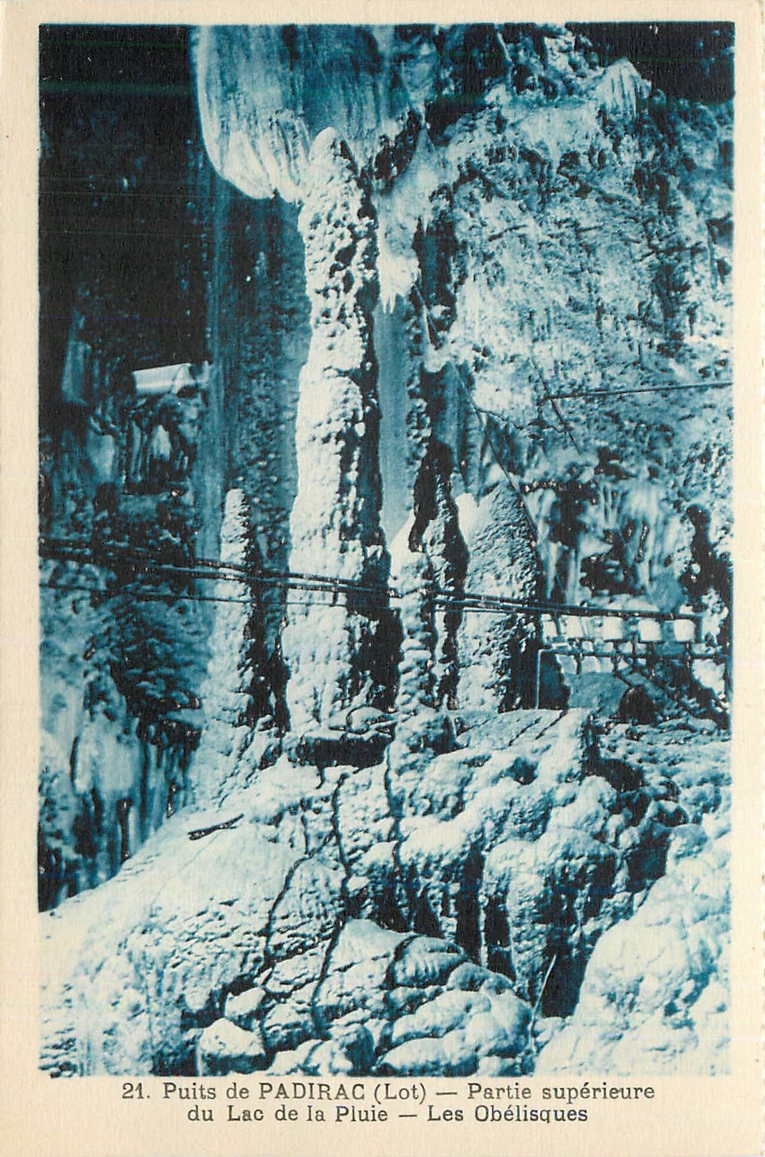 Puits de Padirac (Lot) — Partie supérieure du Lac de la Pluie — Les Obélisques