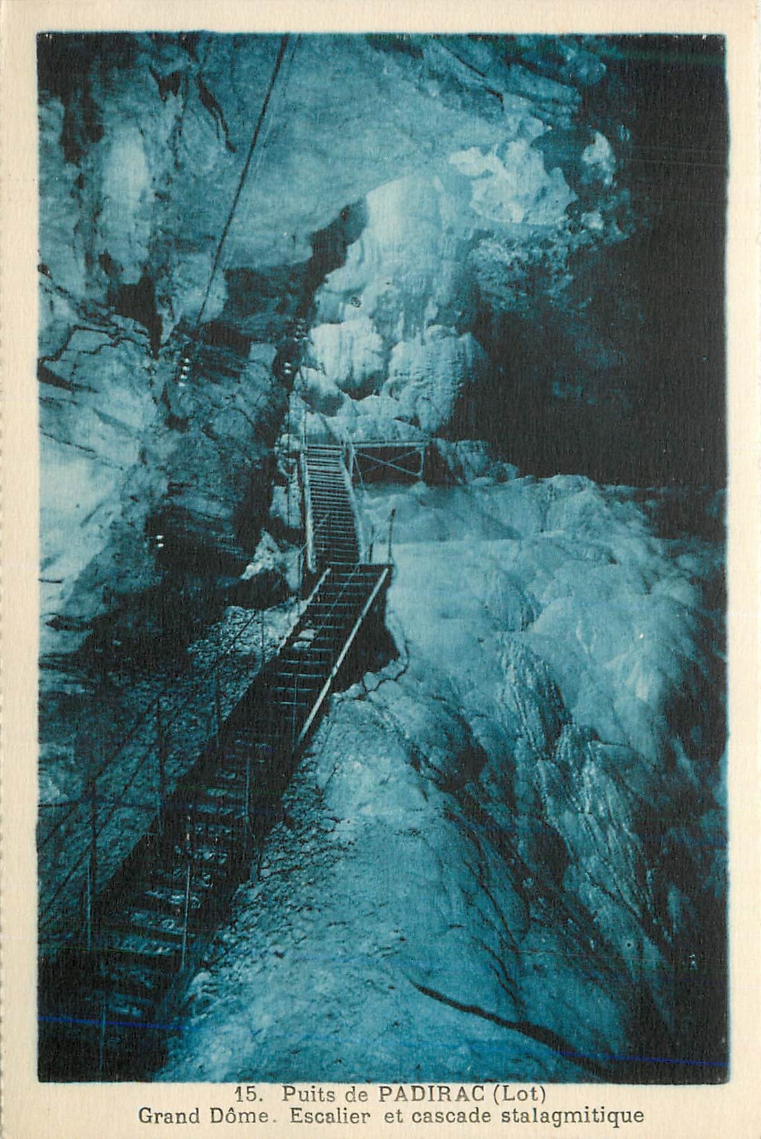 Brunnen von PADIRAC (Lot) — Großer Dom. Treppenhaus und Stalaktitenwasserfall — n°15