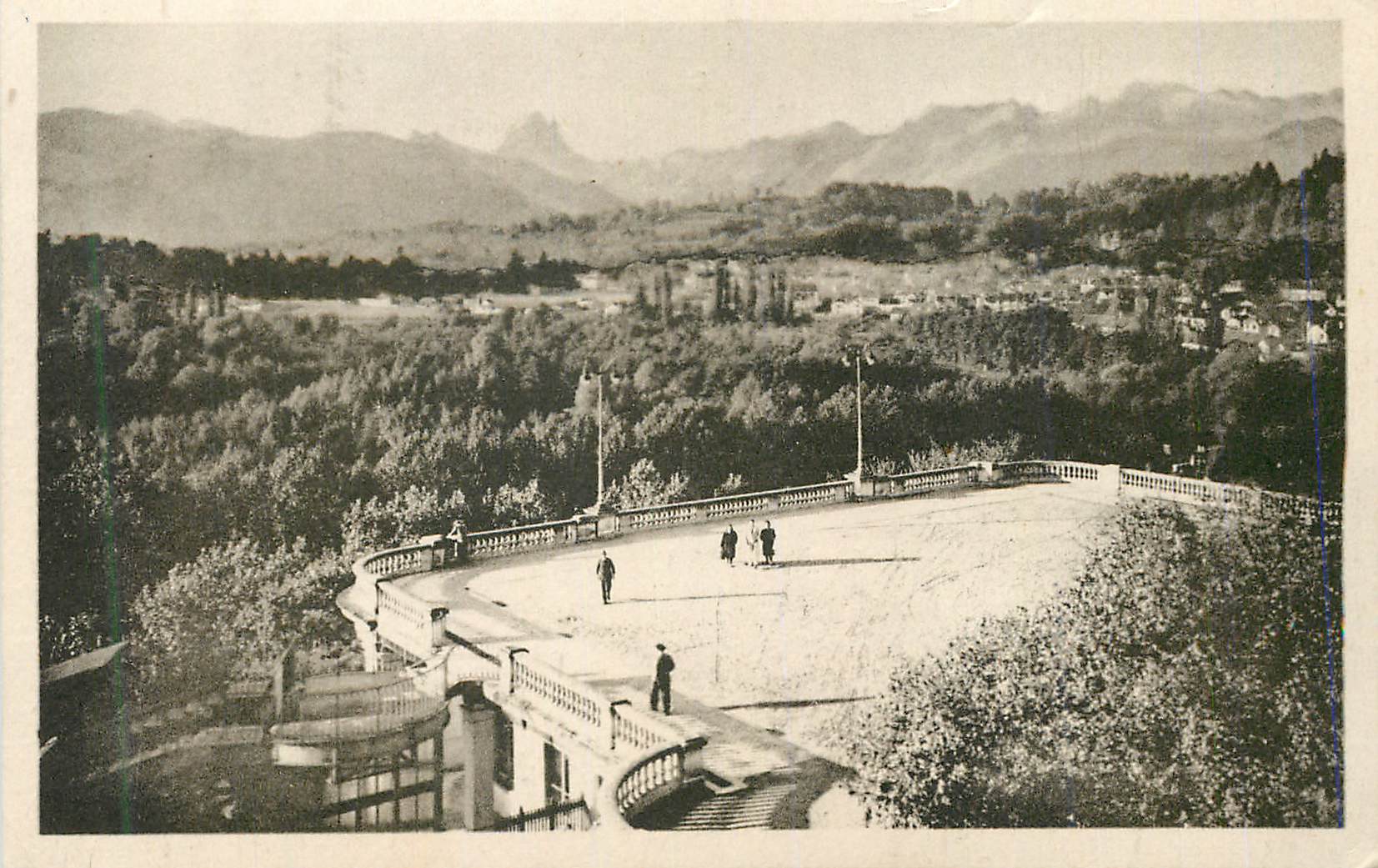 L'Esplanade et la Chaîne des Pyrénées — Pau — 140