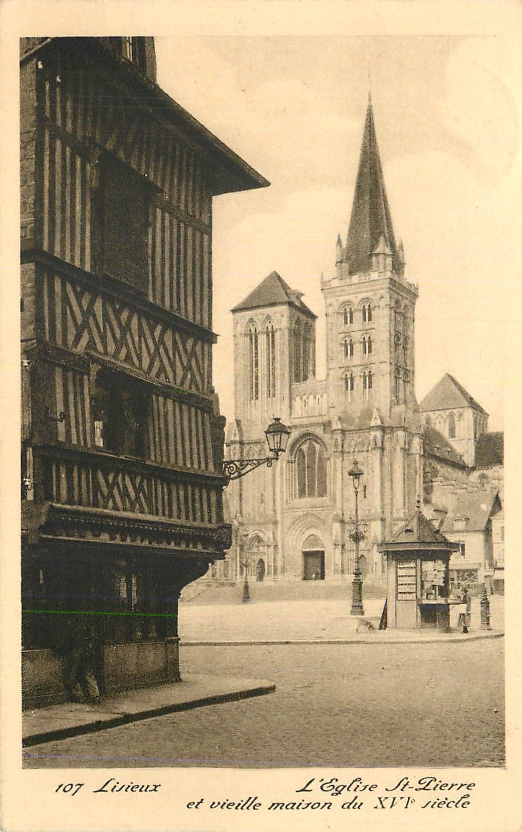 Luvieux — L'église Saint-Pierre et vieille maison du XVIe siècle — série 107