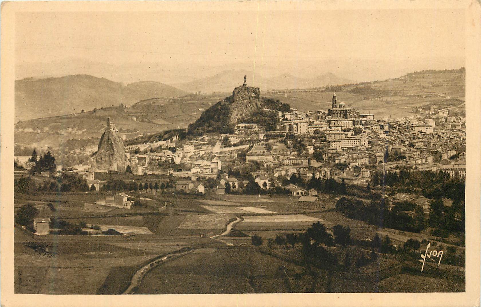Le Puy (Haute-Loire) — Vue panoramique de la ville prise de la Côte Rocheanaud — Éditions d'Art 'AVON', Paris
