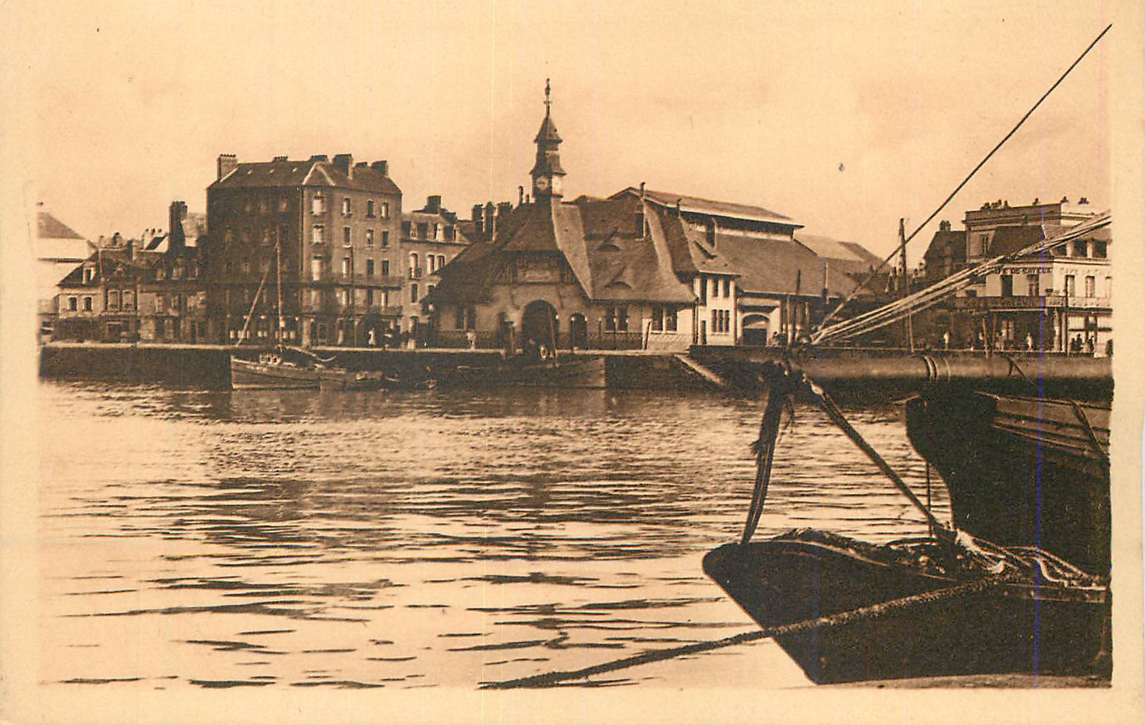 CPA Dieppe Les quais et la Halle au Poisson ateaux