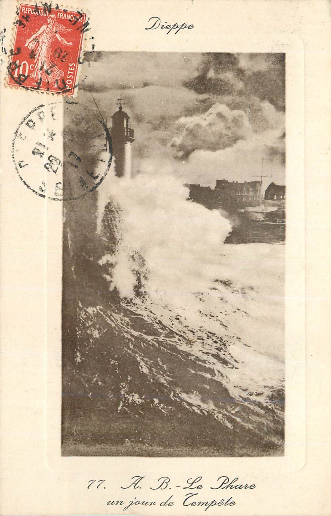 CPA Dieppe AB Le Phare Un jour de Tempete 