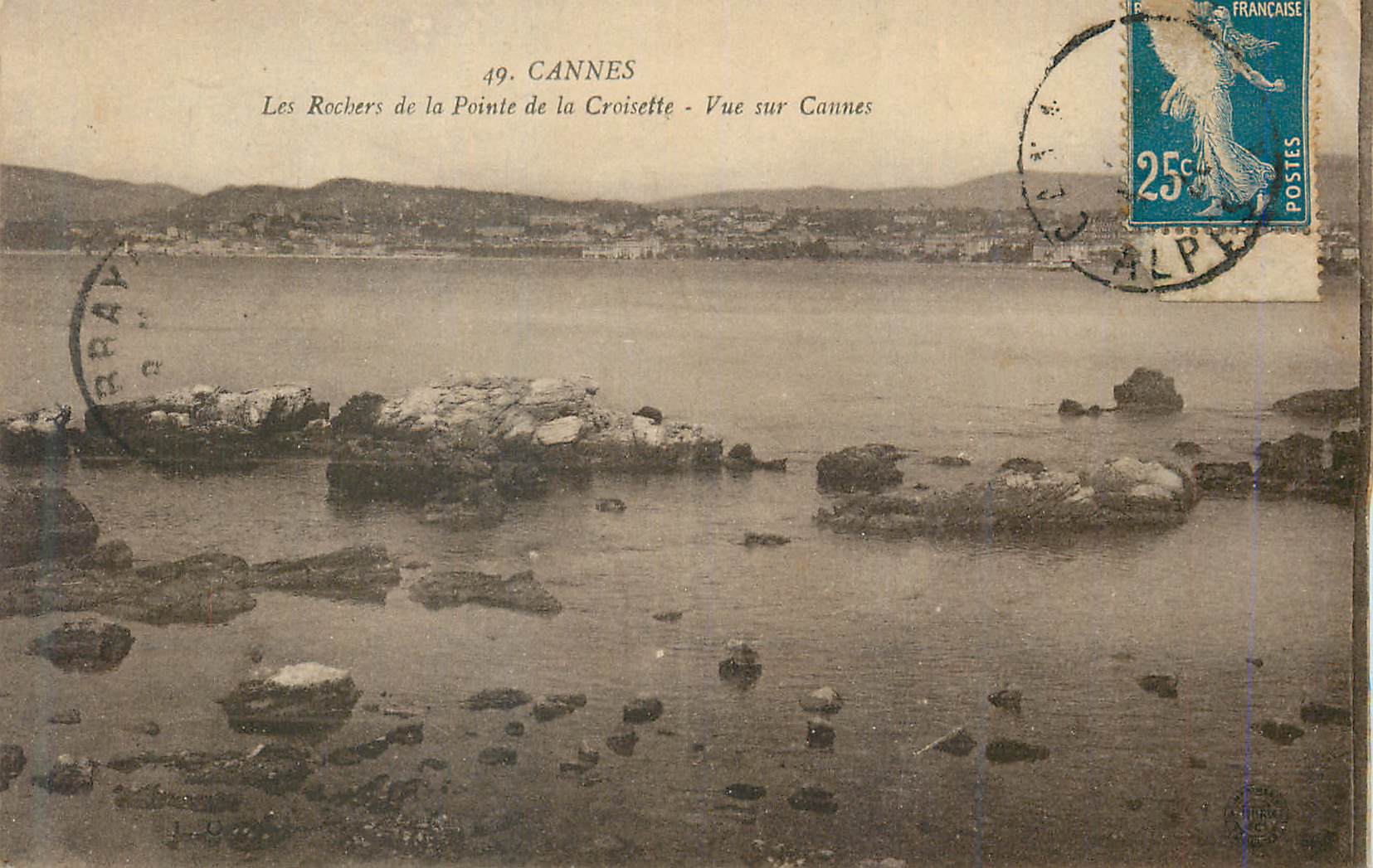 CPA Cannes Les Rochers de la Pointe de la Croisette Vue sur Cannes 