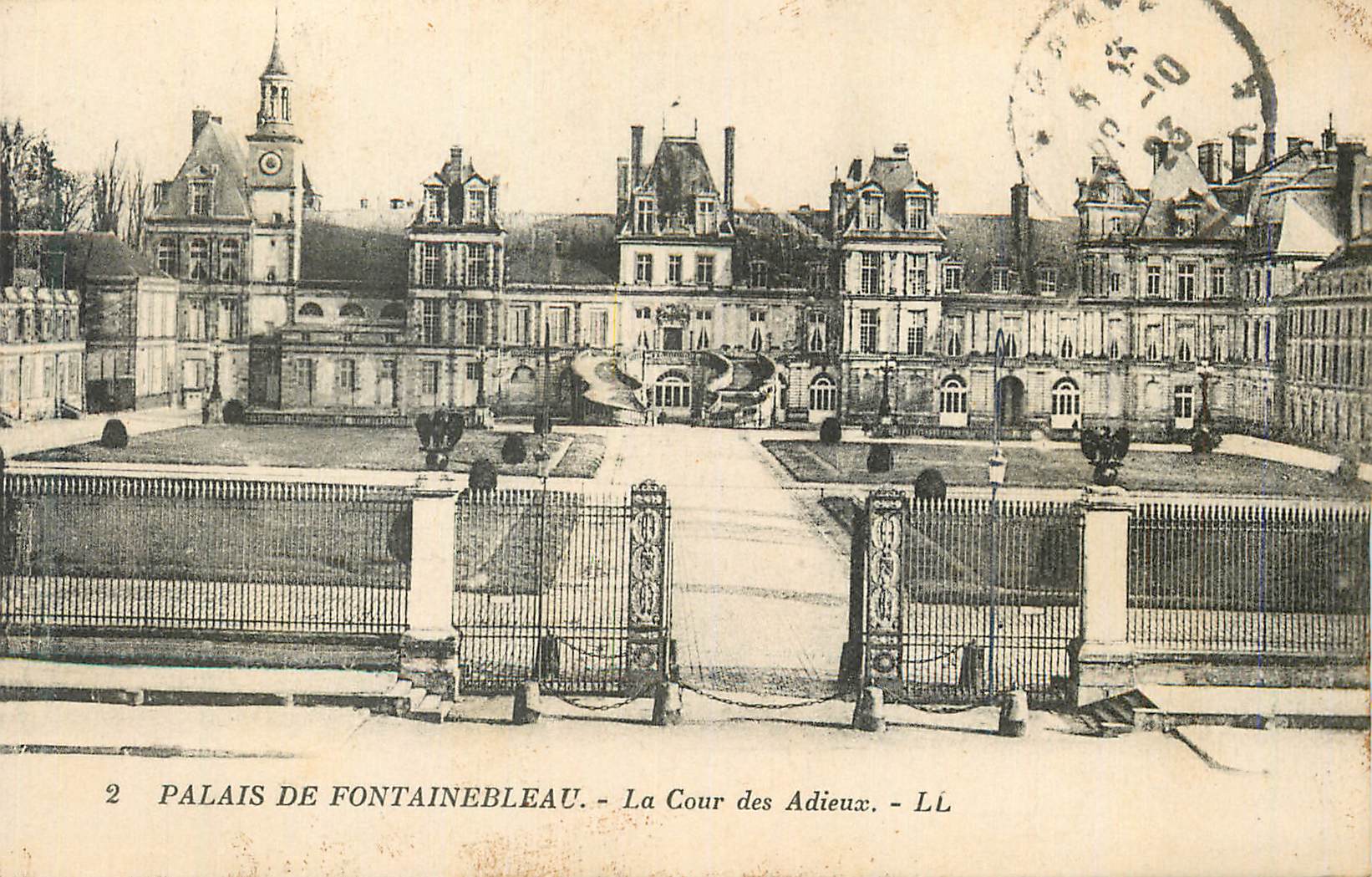 Schloss Fontainebleau — Cour des Adieux — LL