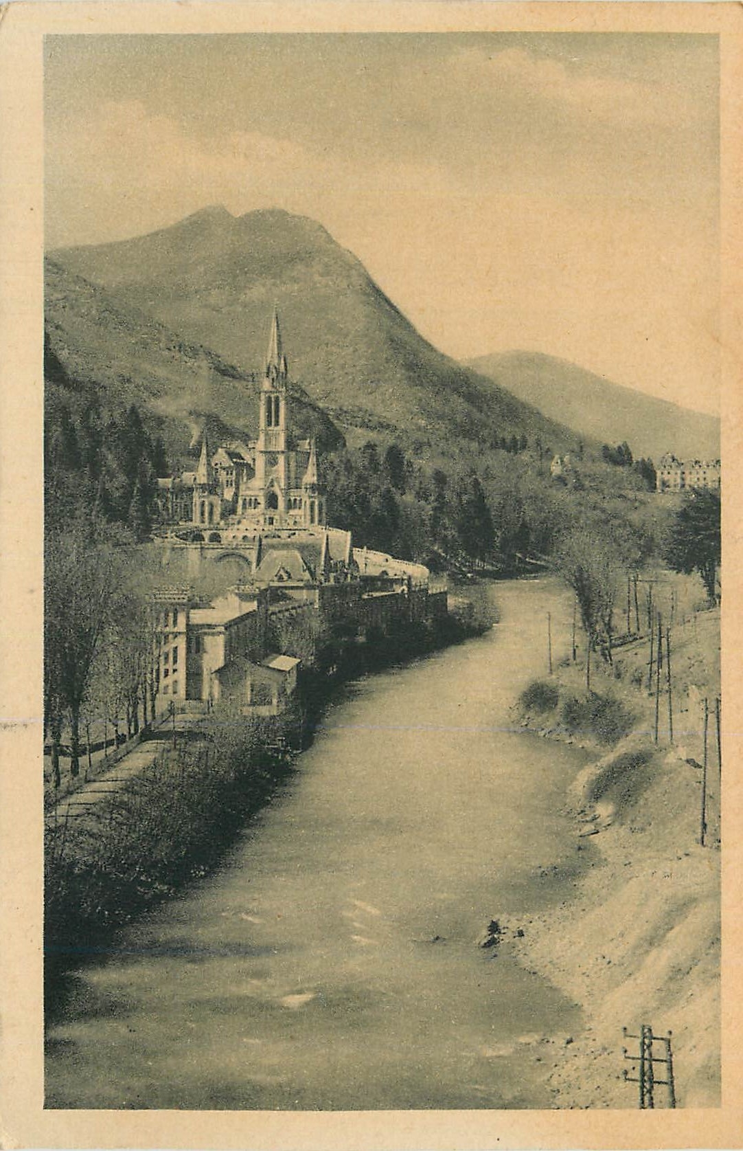 CPA Lourdes La Basilique et le Gave 