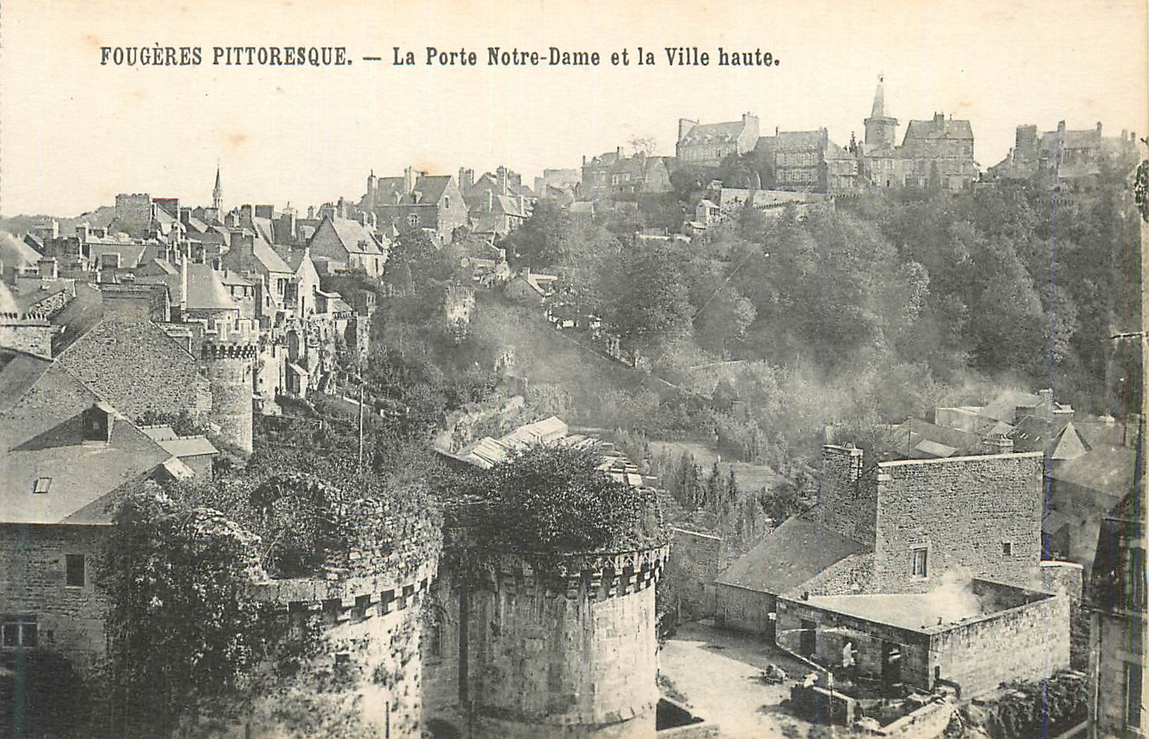 Fougères pittoresque — La Porte Notre-Dame et la Ville haute.