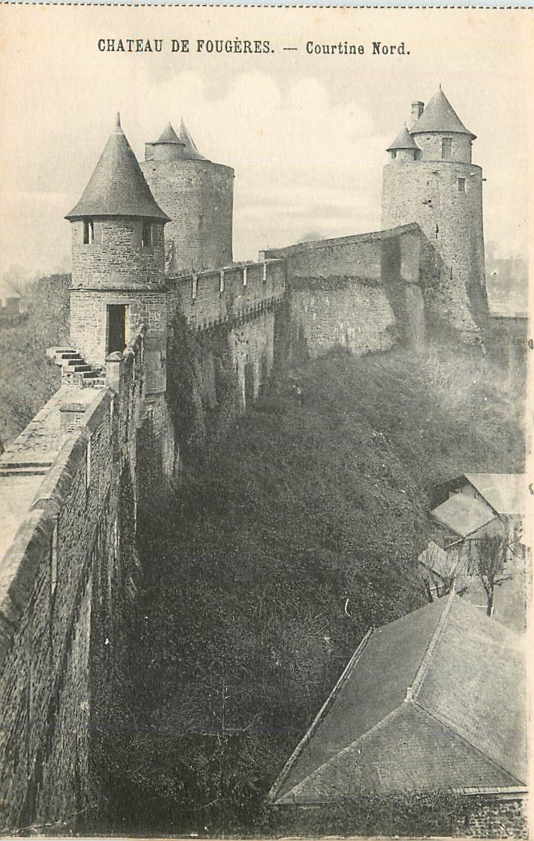 Château de Fougères — Courtine Nord — Collection du Syndicat d'initiatives - Cliché A.D. N° 66