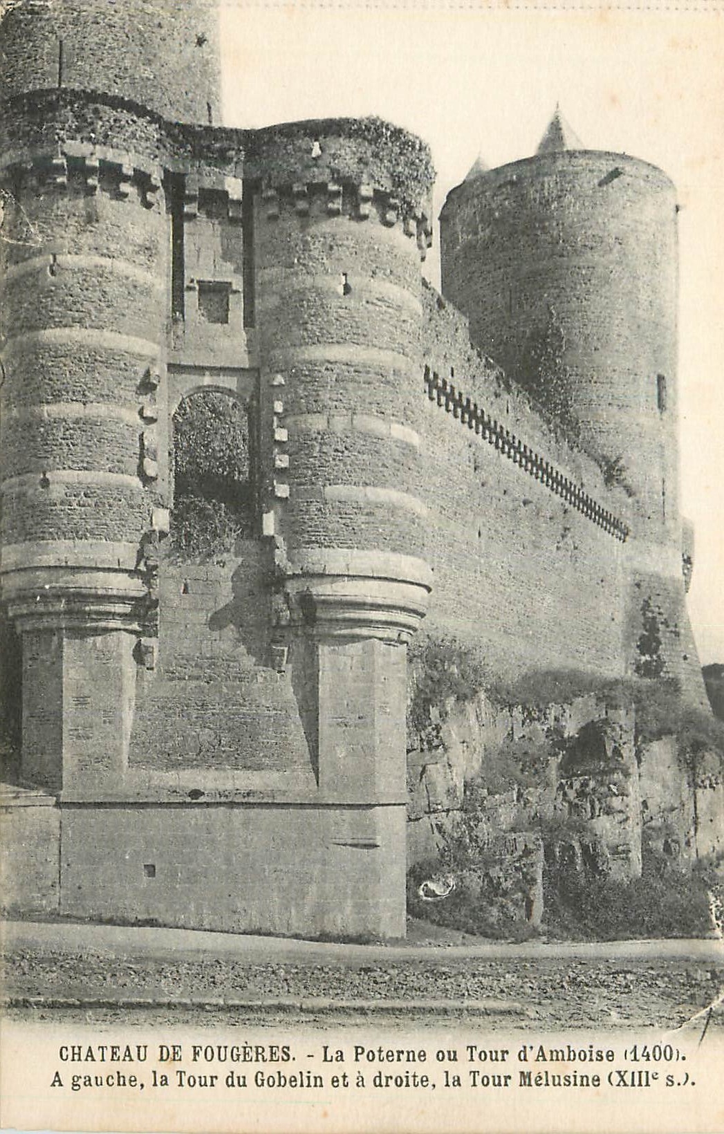 CPA Chateau de Fougeres La Poterne ou Tour d Amboise 