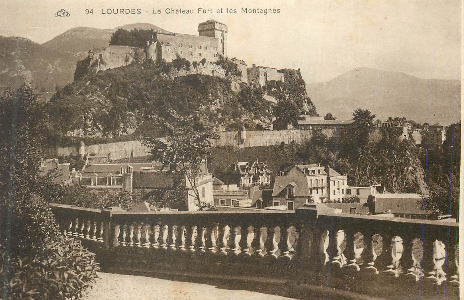 CPA Lourdes Le Chateau Fort et les Montagnes 