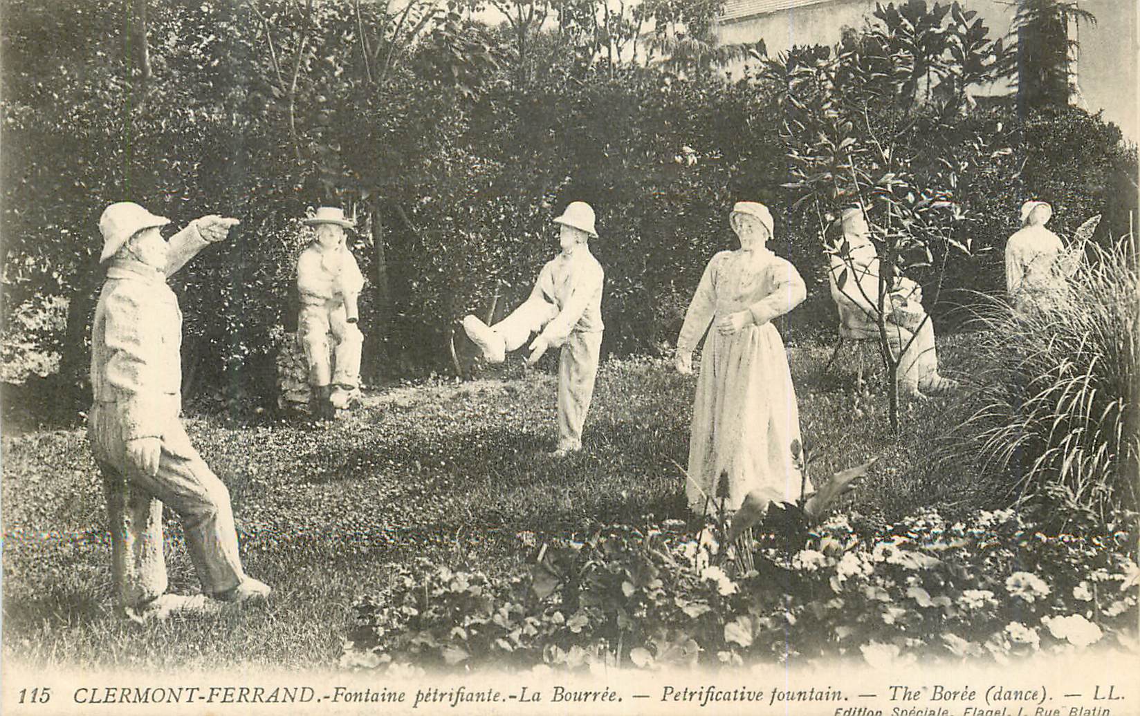 CPA Clermont Ferrand Fontaine petrifiante La Bourree 