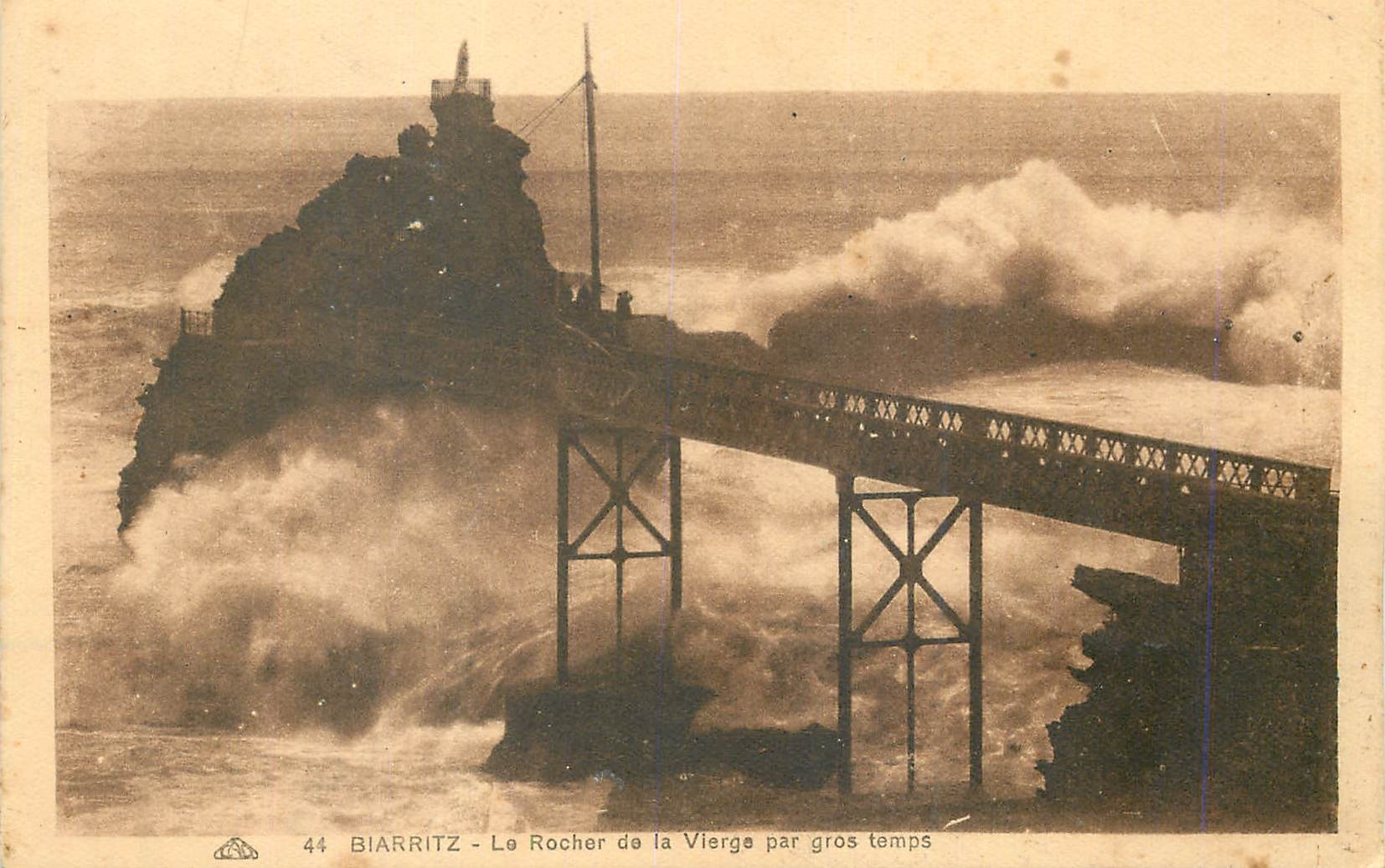 CPA Biarritz Le Rocher de la Vierge par gros temps 