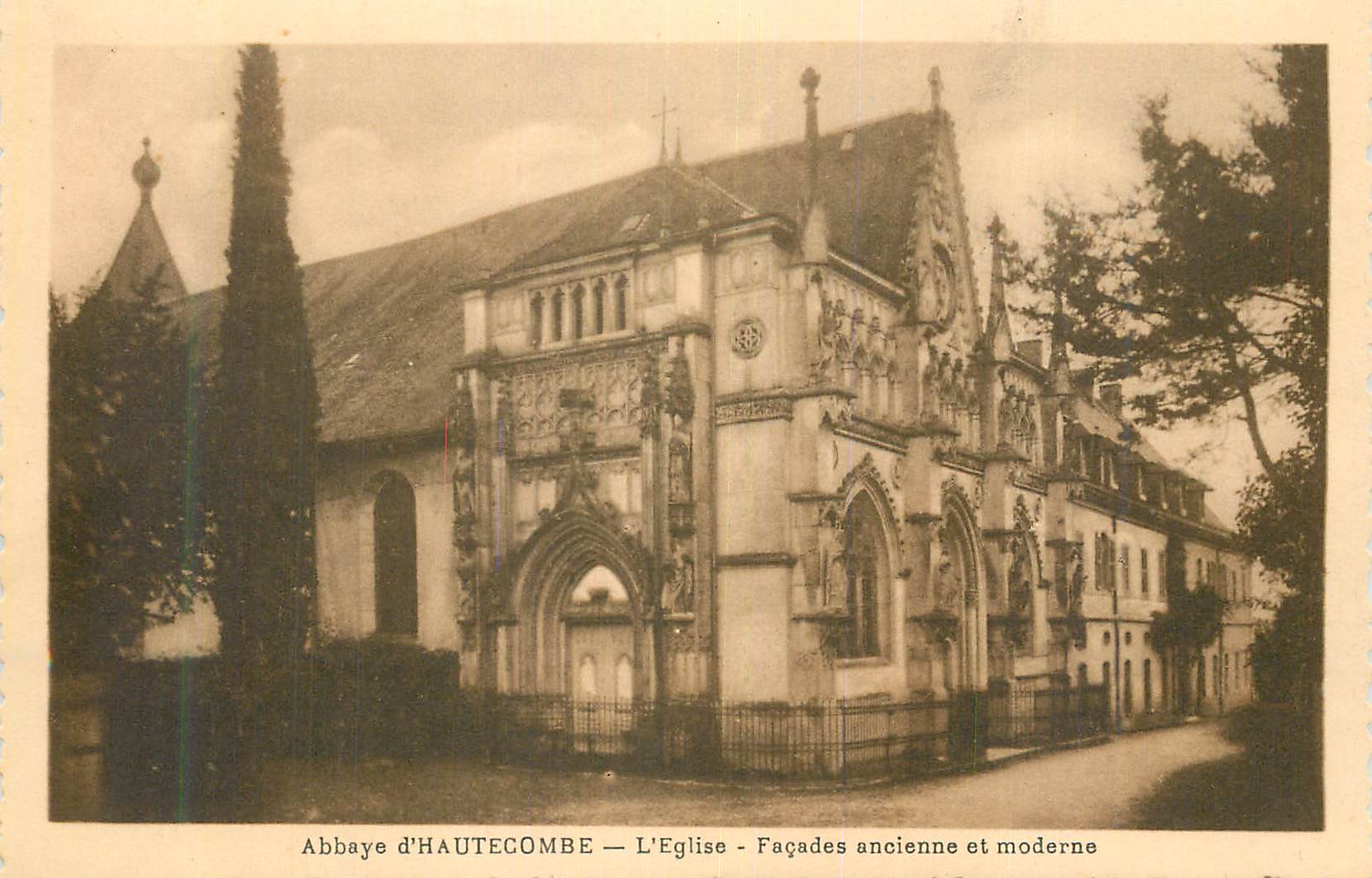 CPA Abbaye d Hautecombe L Eglise Facades ancienne et moderne 