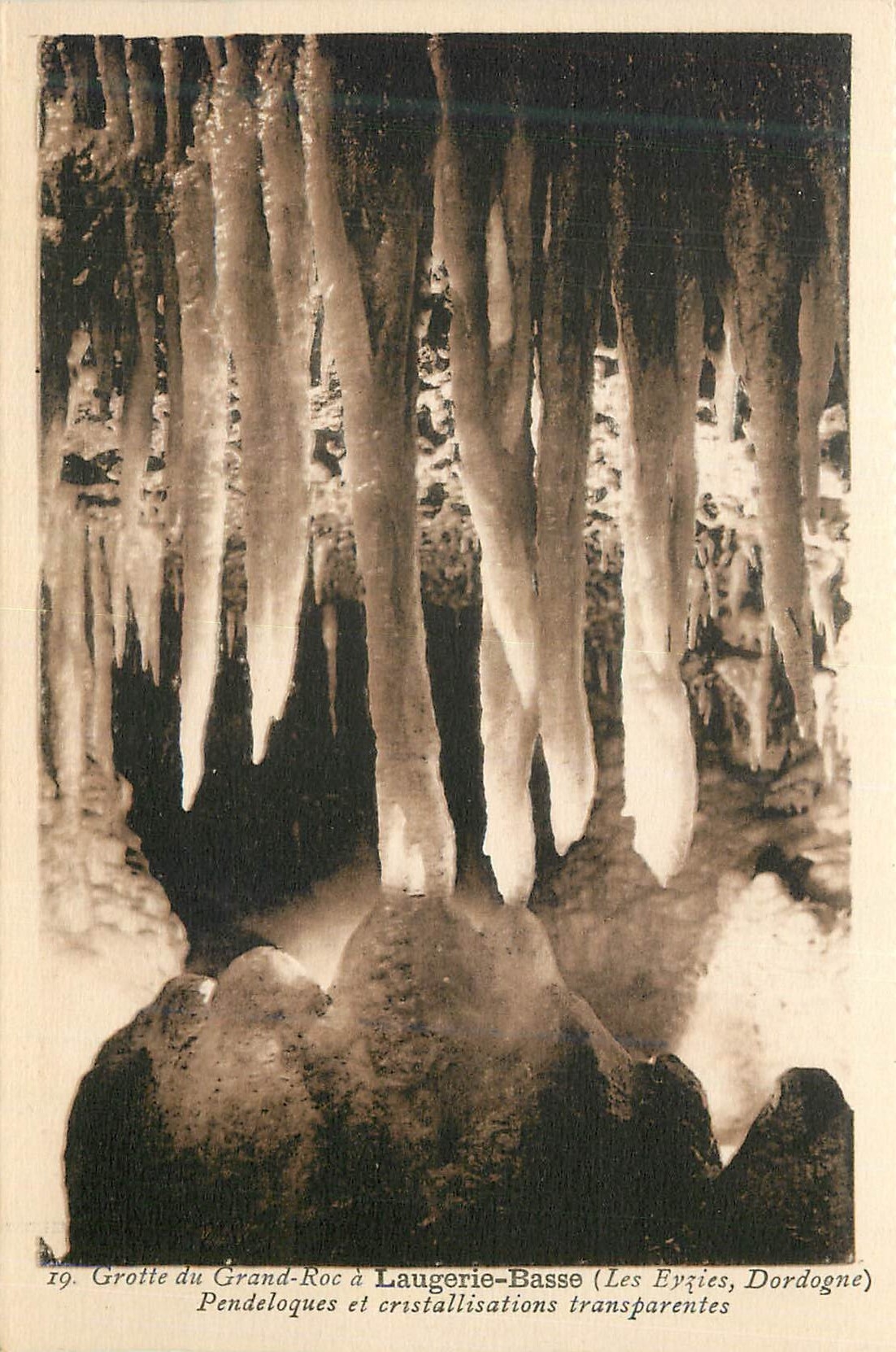 Höhle von Grand-Roc in Laugerie-Basse (Les Eyzies, Dordogne) — Pendelsteine und transparente Kristallisationen — Nr. 19