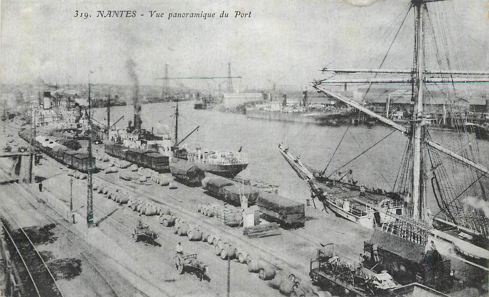 CPA Nantes Vue panoramique du Port Bateaux