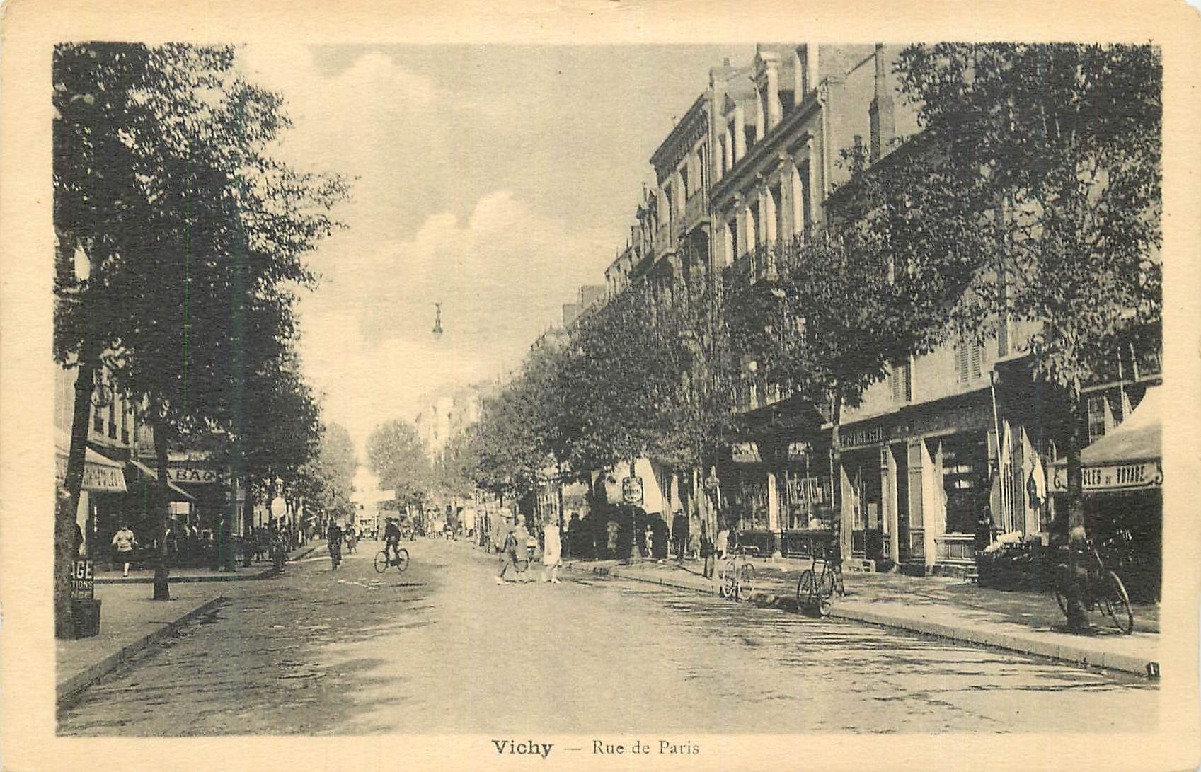 CPA Vichy Rue de Paris 