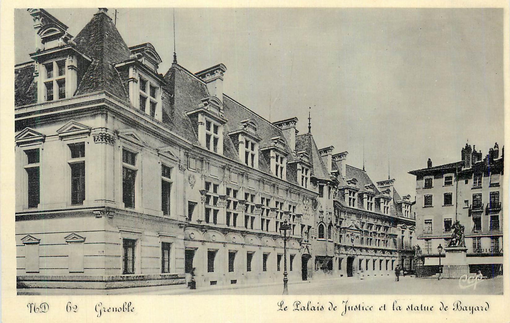 CPA Grenoble Le Palais de Justice et la statue de Bayard 
