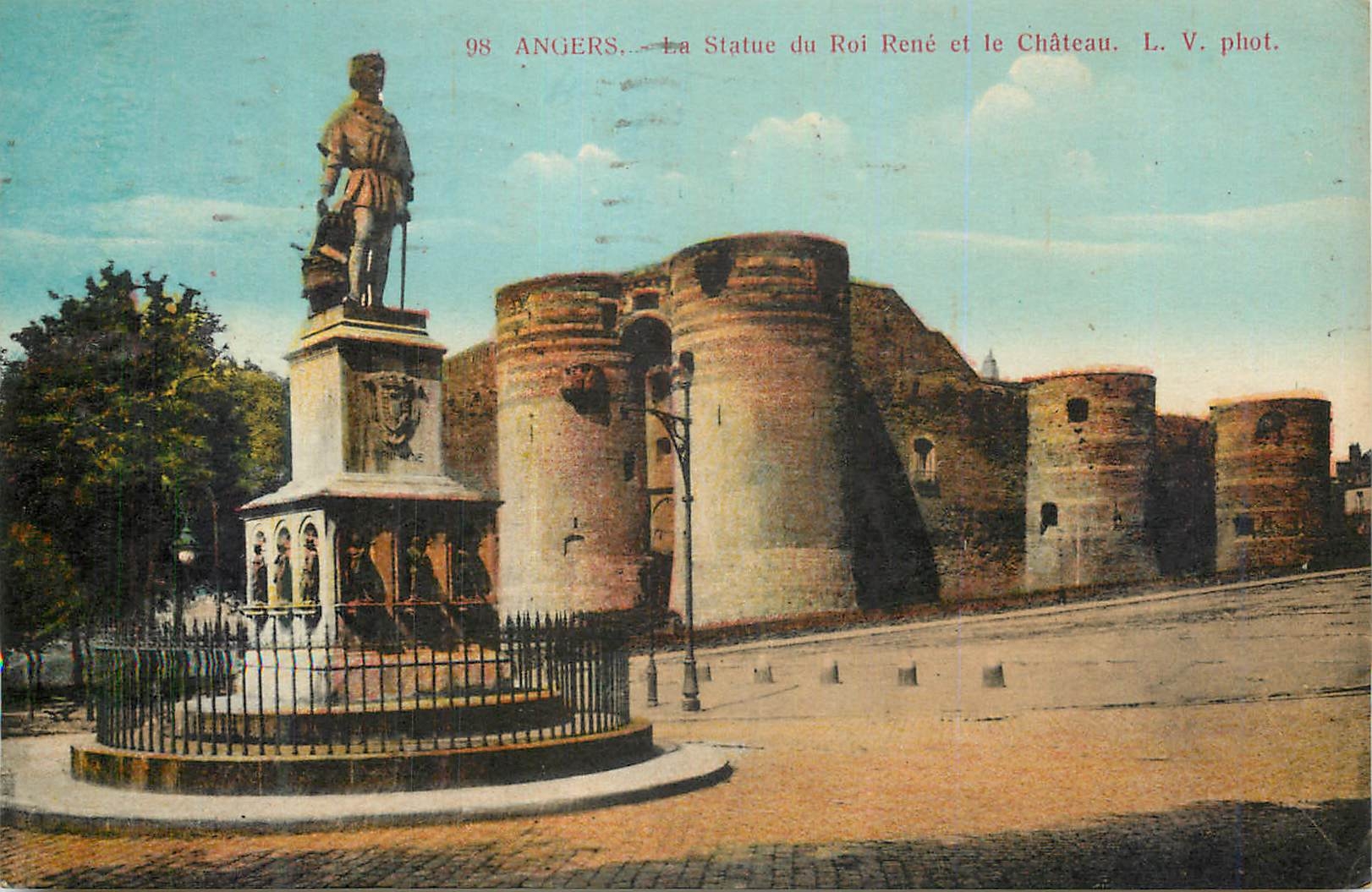 CPA Angers La statue du Roi Renee et le Chateau 
