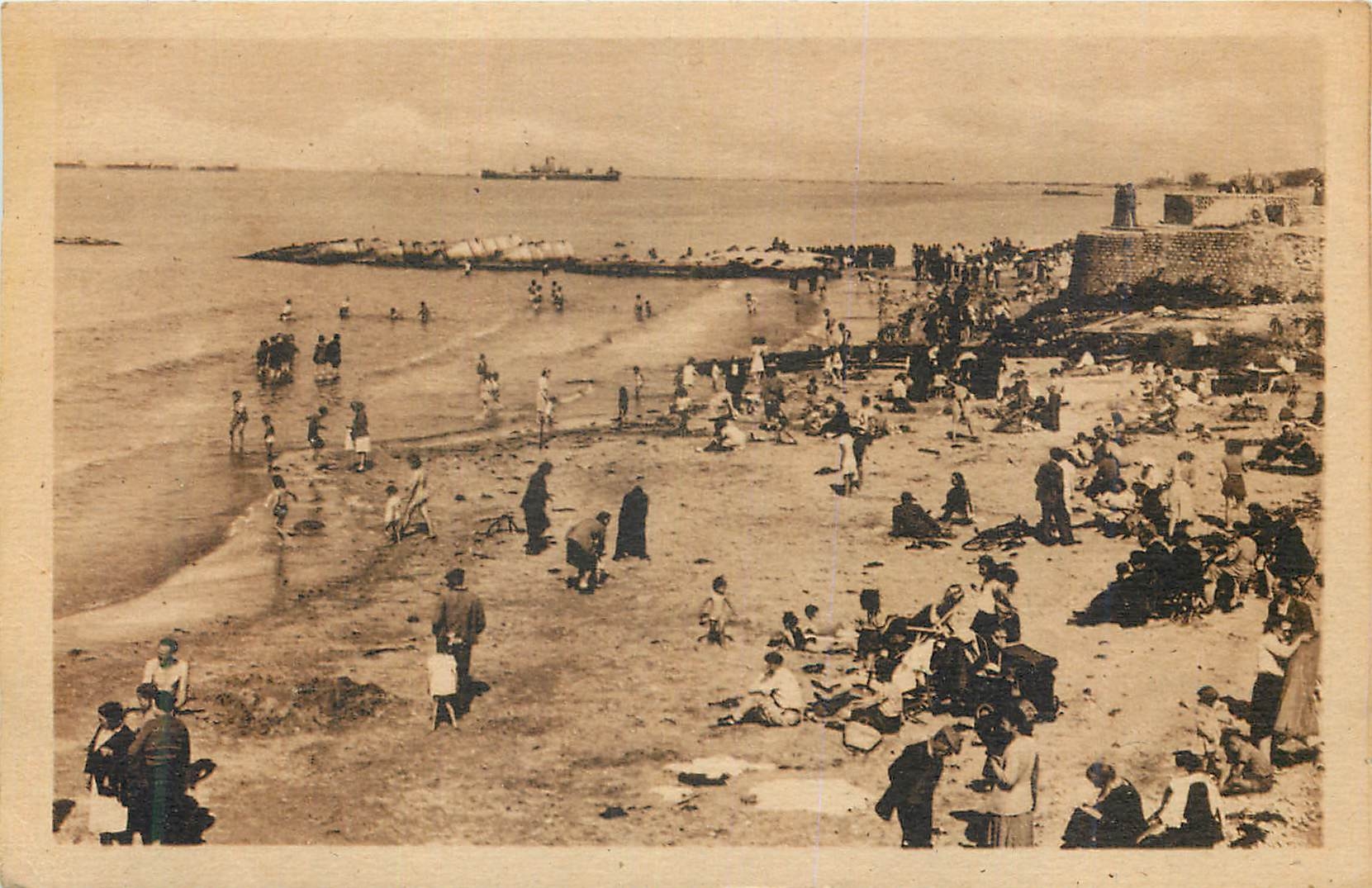 CPA Arromanches les Bains Port de la Liberation La Plage au loin Navire echoue et Digue artificielle 