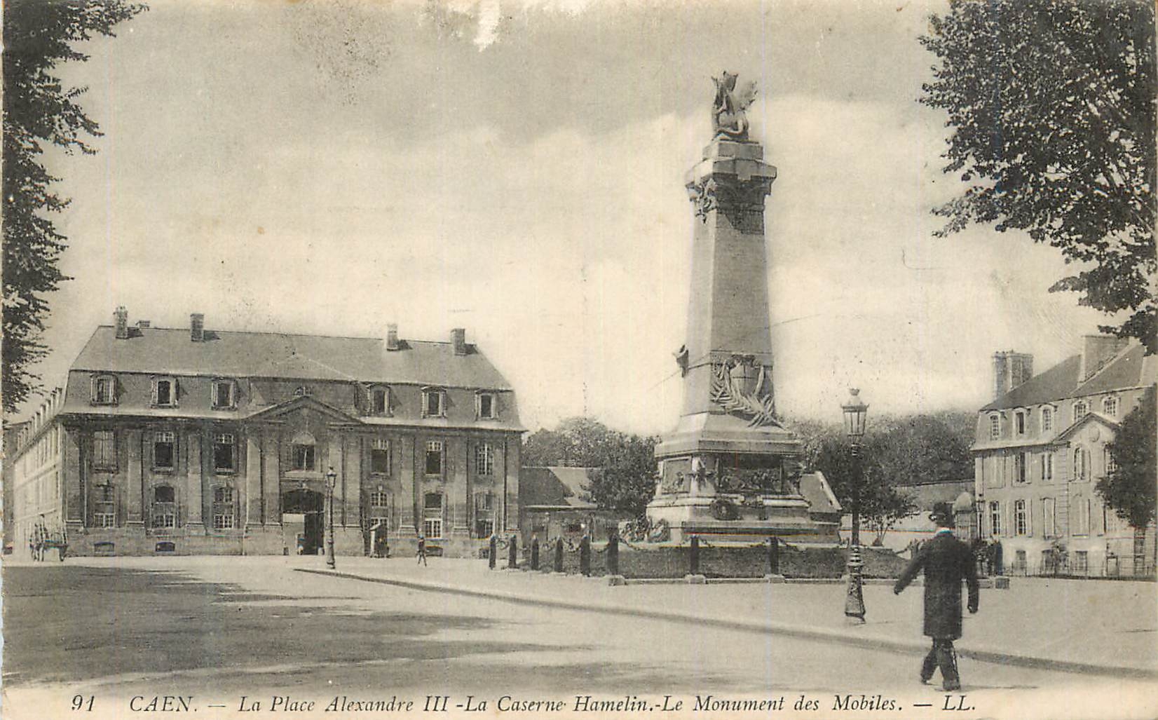 CPA Caen La Place Alexandre III La Caserne Hamelin Le Monument des Mobiles 